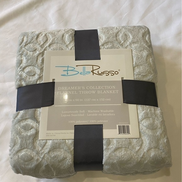 BELLA RUSSO FLANNEL THROW BLANKET
NWT - Picture 1 of 2